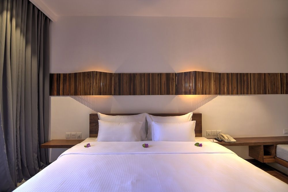 Somadevi Residence Deluxe Double Room Pool View 2