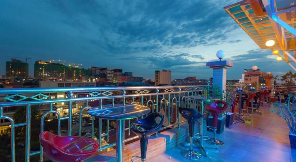 undefined Seventh Heaven Hotel and High Bar 9