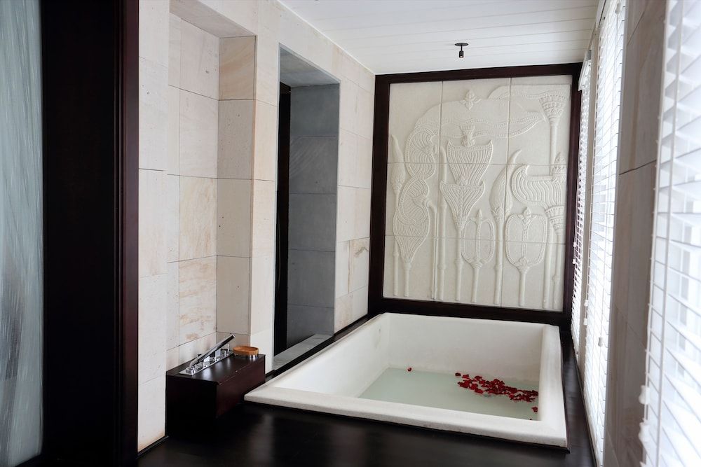 Deep Soaking Bathtub