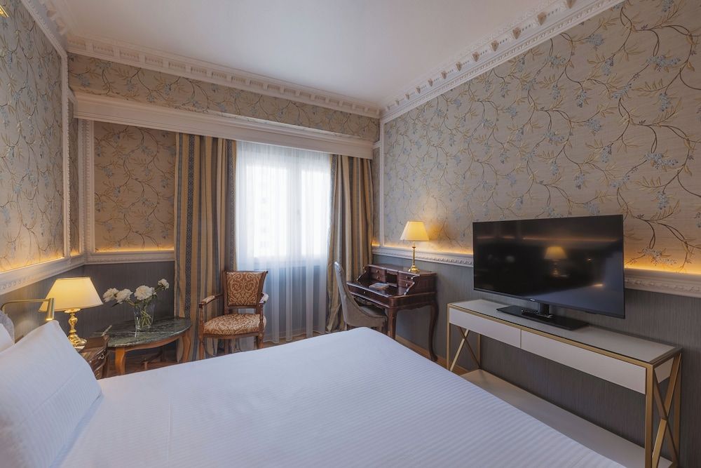 Deluxe Double with King Bed and Ladadika View