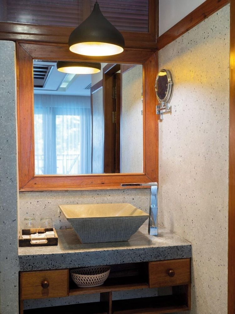 The Night Hotel Deluxe Twin Room 9