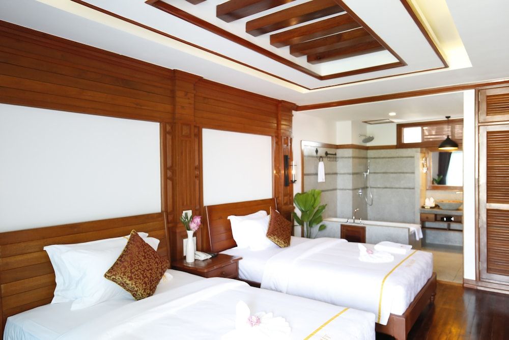 The Night Hotel Deluxe Twin Room 8