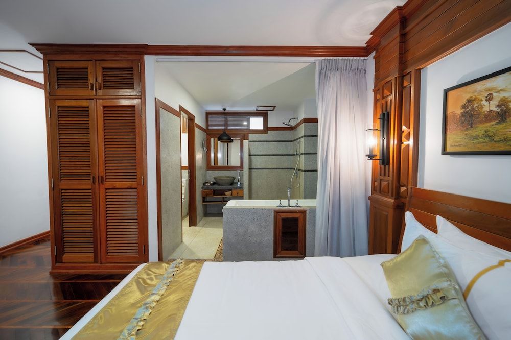 The Night Hotel Deluxe Twin Room 4