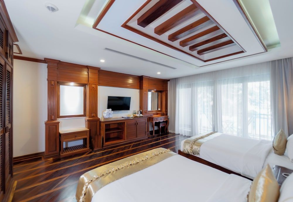 The Night Hotel Deluxe Twin Room 3