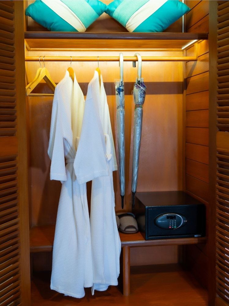 The Night Hotel Deluxe Twin Room 11