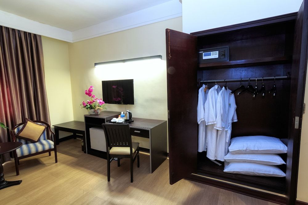 undefined Paradise Hotel 8
