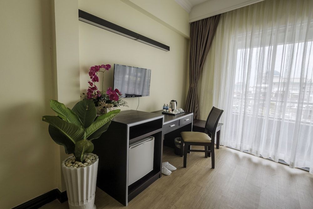 undefined Paradise Hotel 6