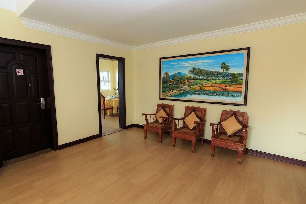 undefined Paradise Hotel 10