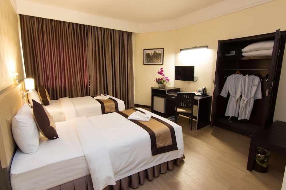 undefined Paradise Hotel 9
