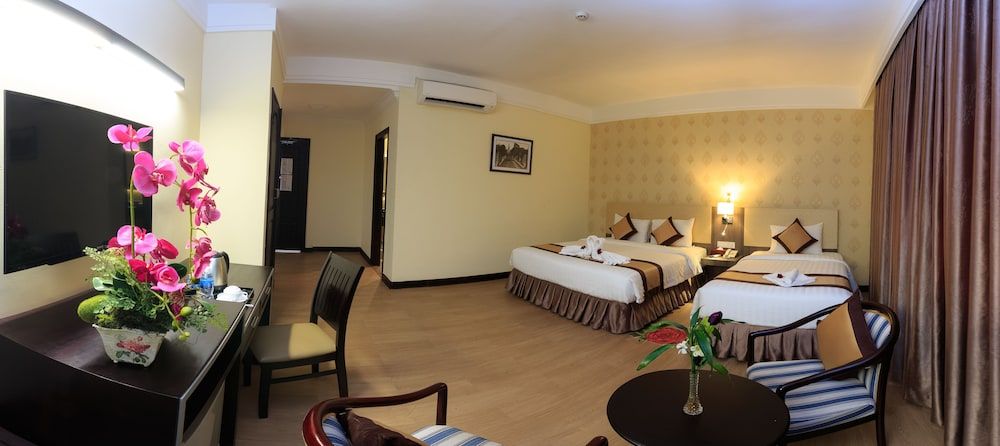 undefined Paradise Hotel 2