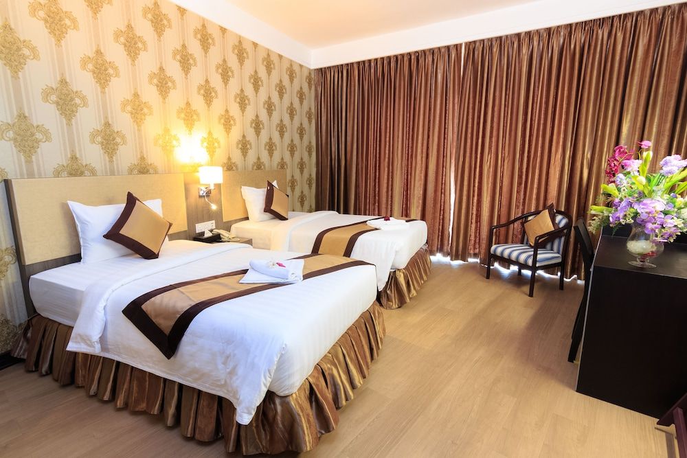 undefined Paradise Hotel 3