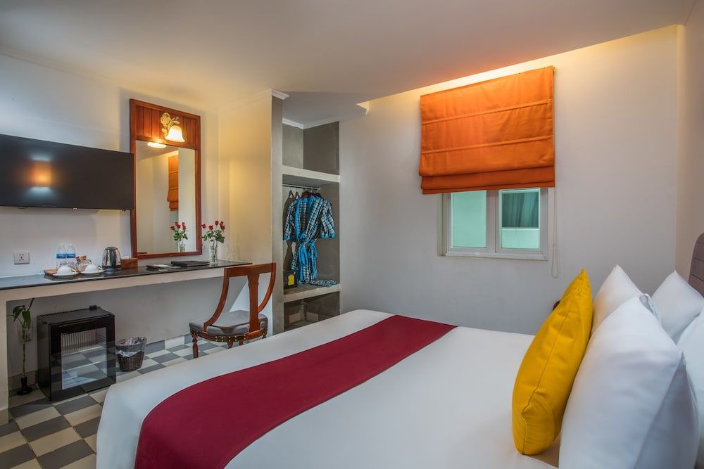 V Hotel Phnom Penh Deluxe Double Room, 1 King Bed 3
