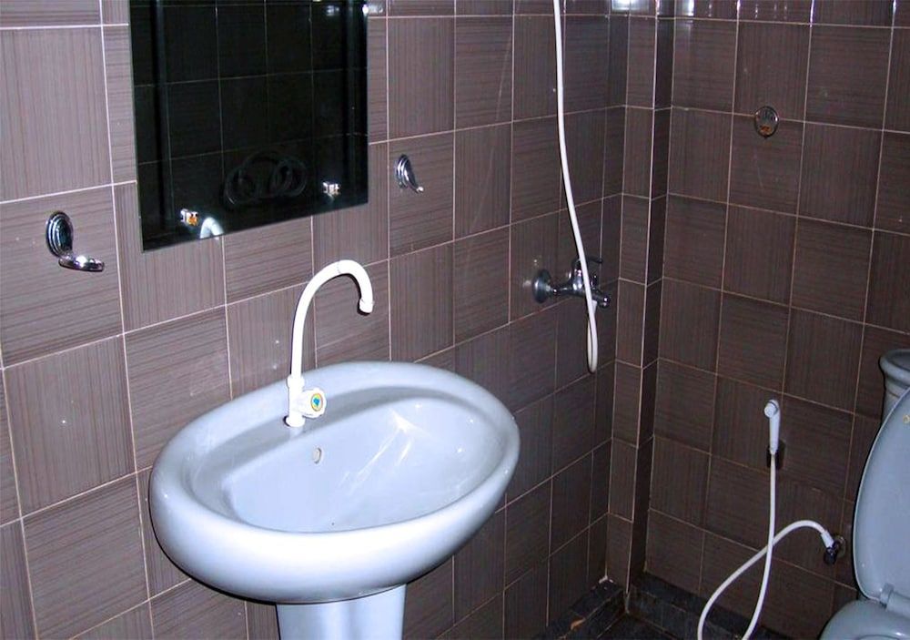 Pedro Resort Nuwara Eliya Basic Triple Room, 3 Bedrooms, City View 2