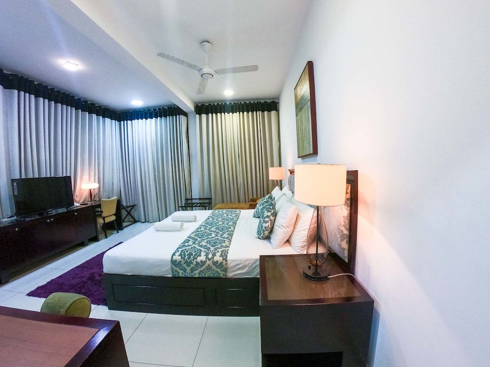 Romance Hills Hotel King Room 9