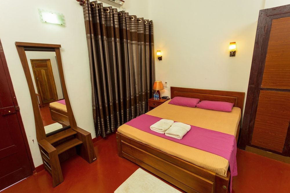 Dayanithi Guest House Deluxe Double Room, 1 Queen Bed 3
