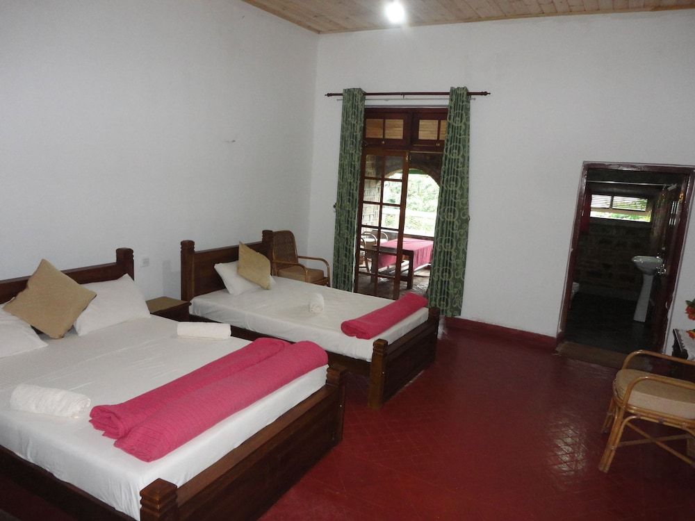 Castlereigh Holiday Bungalow Deluxe Triple Room, 1 Bedroom, Balcony, Lake View 5