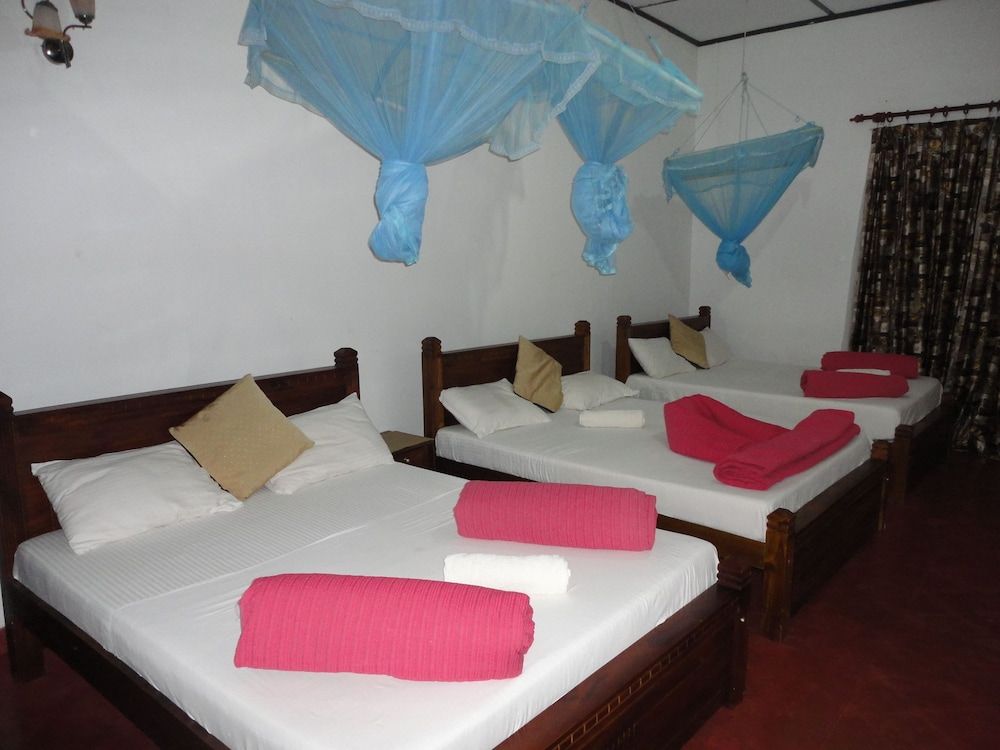 Castlereigh Holiday Bungalow Family Room, 1 Bedroom, Lake View 4