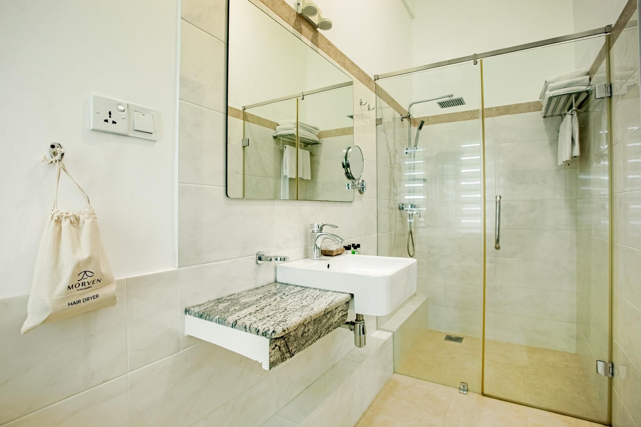 Morven Hotel Colombo Superior Ocean View King Room 3