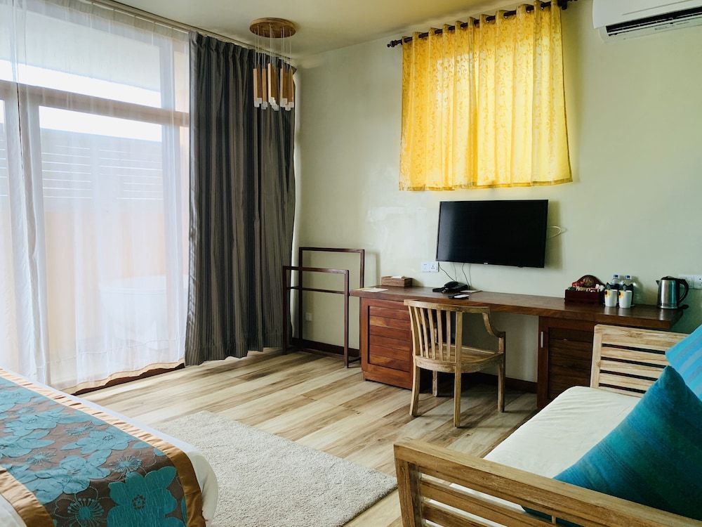 Thaproban Pavilion Waves Unawatuna Queen Room 6