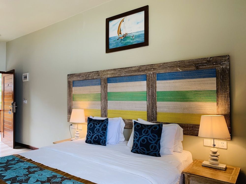 Thaproban Pavilion Waves Unawatuna Queen Room 2