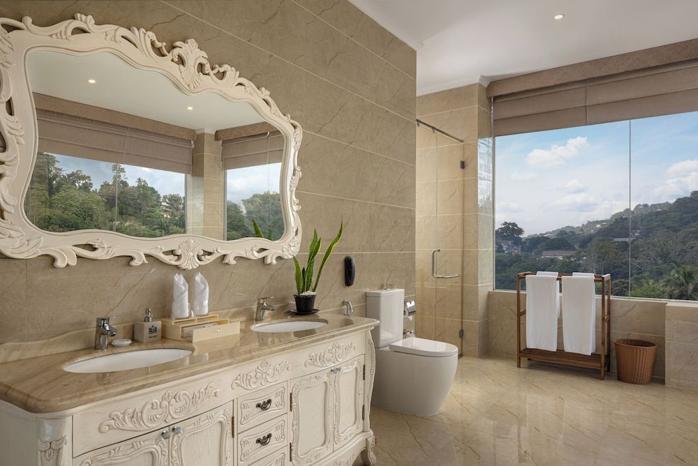 undefined The Golden Crown Hotel 9