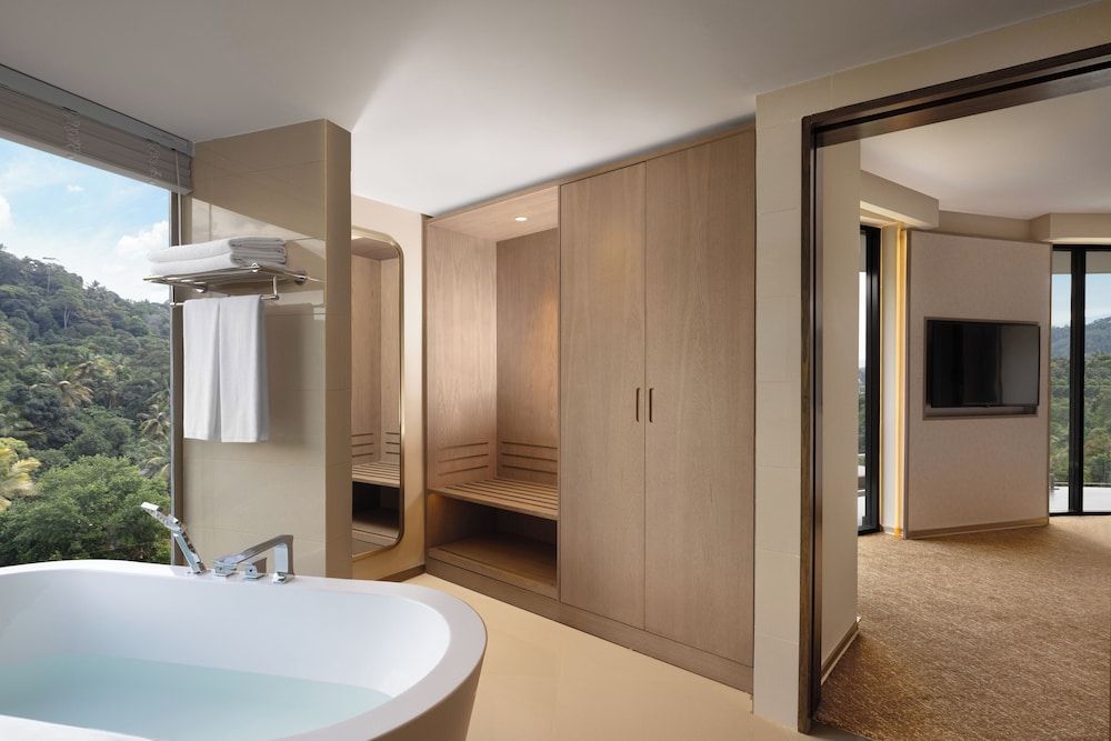 undefined The Golden Crown Hotel 6