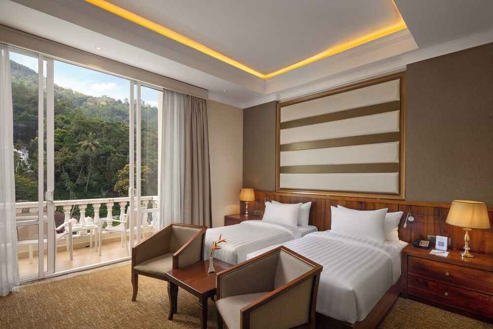 The Golden Crown Hotel Deluxe Double or Twin Room, Non Smoking 3