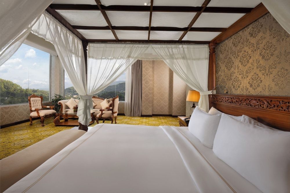 undefined The Golden Crown Hotel 8