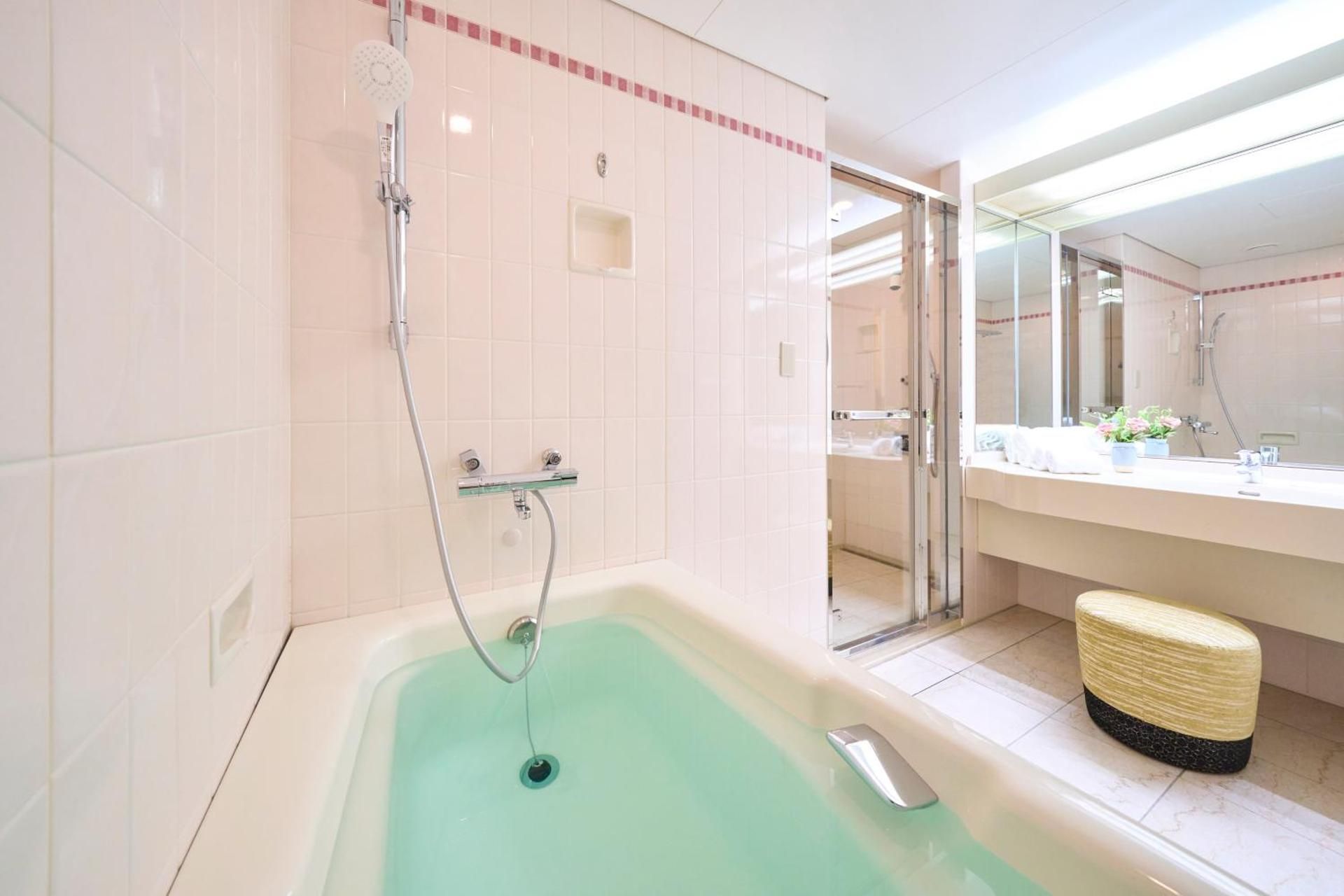 Deluxe Twin Room (14th-23rd Superior Floor) - Non-Smoking