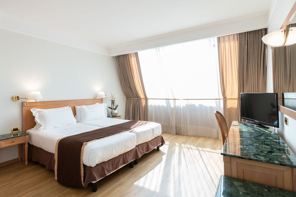 SHG Hotel De La Ville Classic Double or Twin Room 6