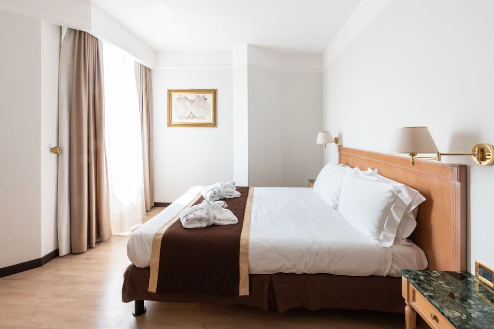 SHG Hotel De La Ville Classic Double or Twin Room 5