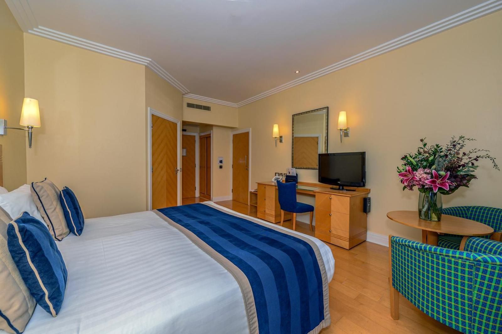 Executive King Room with King Bed and Roll In Shower - Non-Smoking