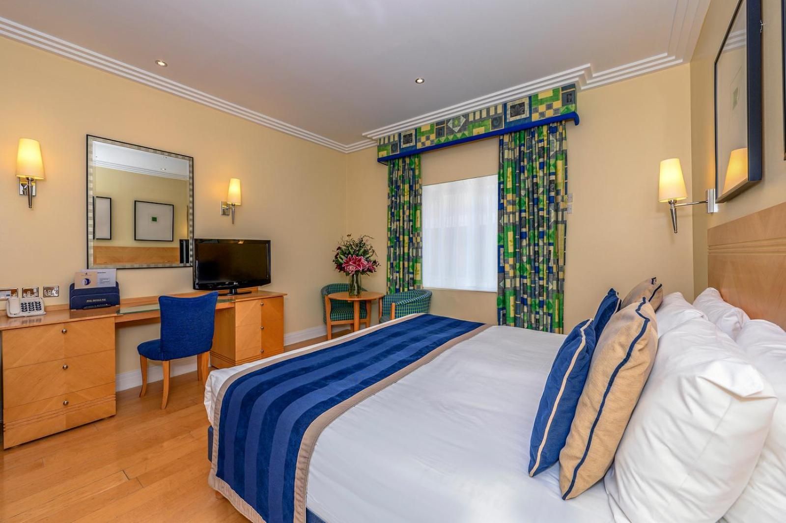 Executive King Room with King Bed and Roll In Shower - Non-Smoking