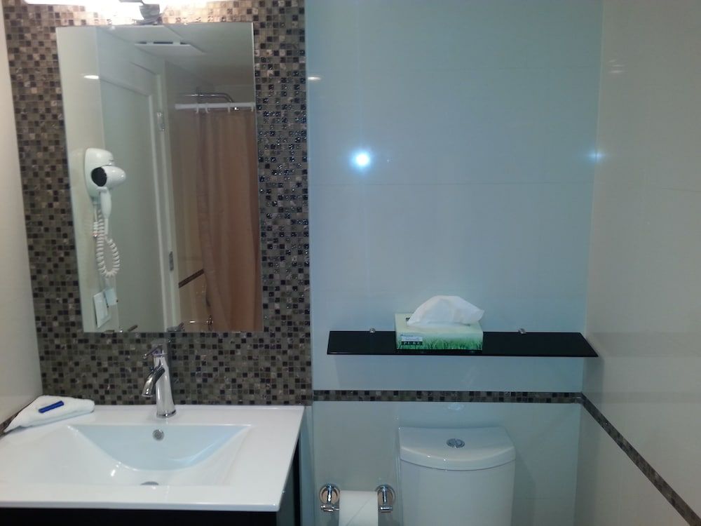 Chateaubleau Hotel Standard Room, 2 Queen Beds 5