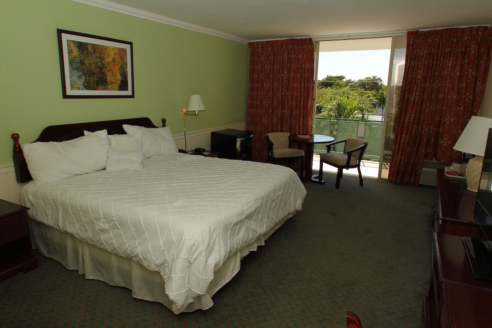 Chateaubleau Hotel Standard Room, 1 King Bed 5