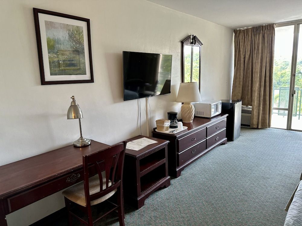 Chateaubleau Hotel Standard Room, 2 Queen Beds 7