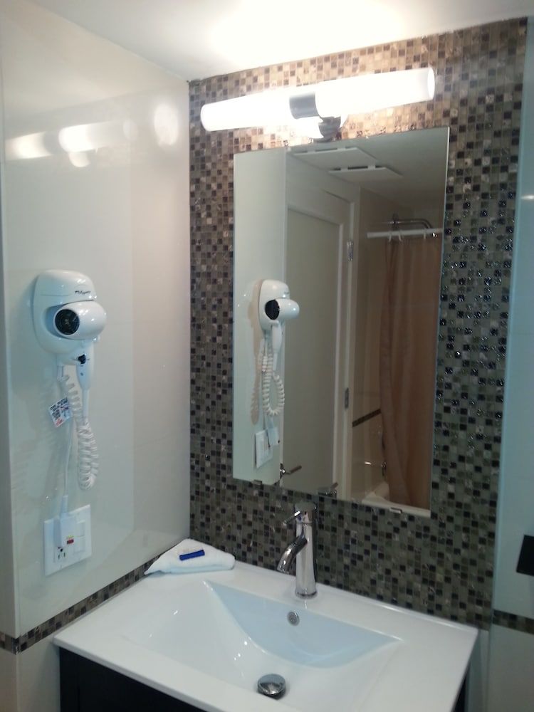 Chateaubleau Hotel Standard Room, 1 King Bed 8