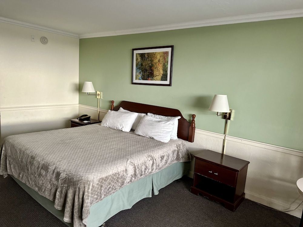 Chateaubleau Hotel Standard Room, 1 King Bed 2