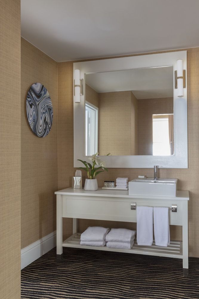 Berkeley Oceanfront Hotel Deluxe Room, Multiple Beds, Ocean View (King) 8