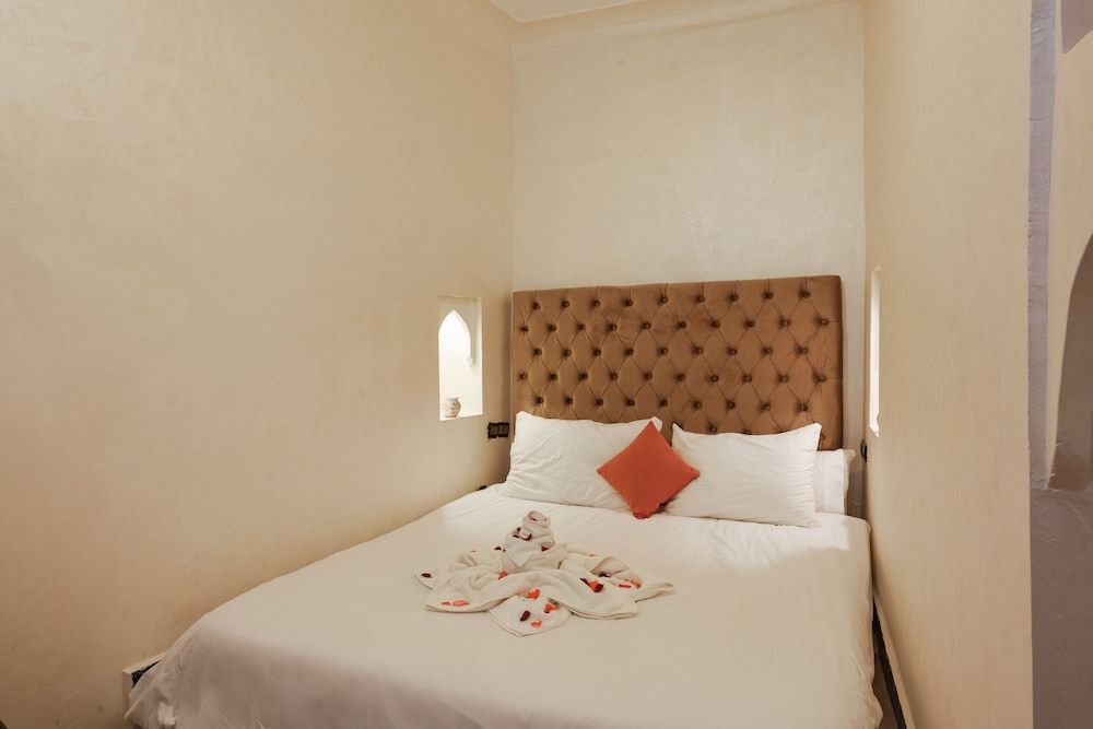 undefined Riad Azalia 2