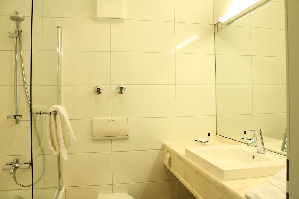 relexa Hotel Airport Düsseldorf - Ratingen Superior Double Room, 1 Double Bed 5