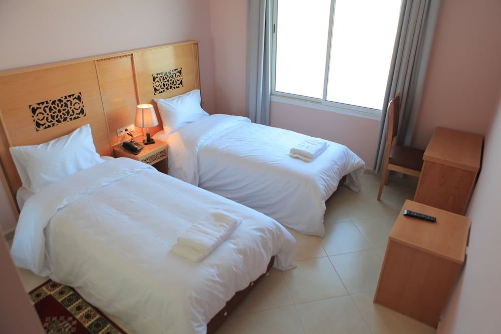 Hôtel Miramar Twin Room, City View 3