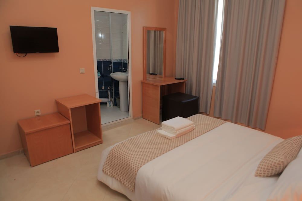 Hôtel Miramar Twin Room, City View 8