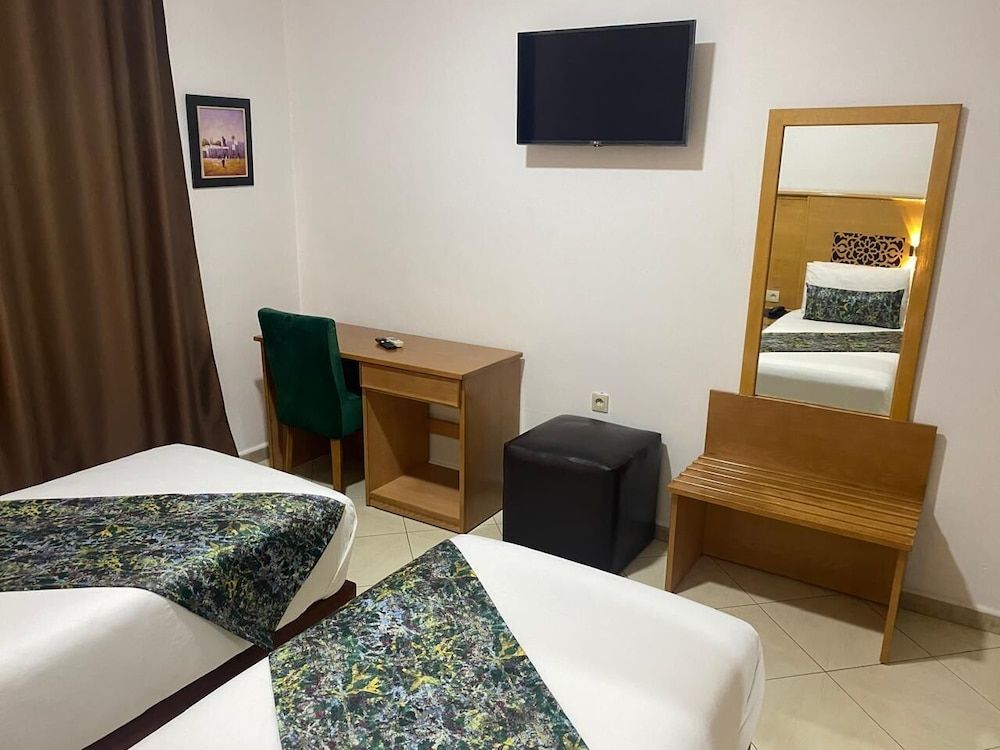 Hôtel Miramar Twin Room, City View 7