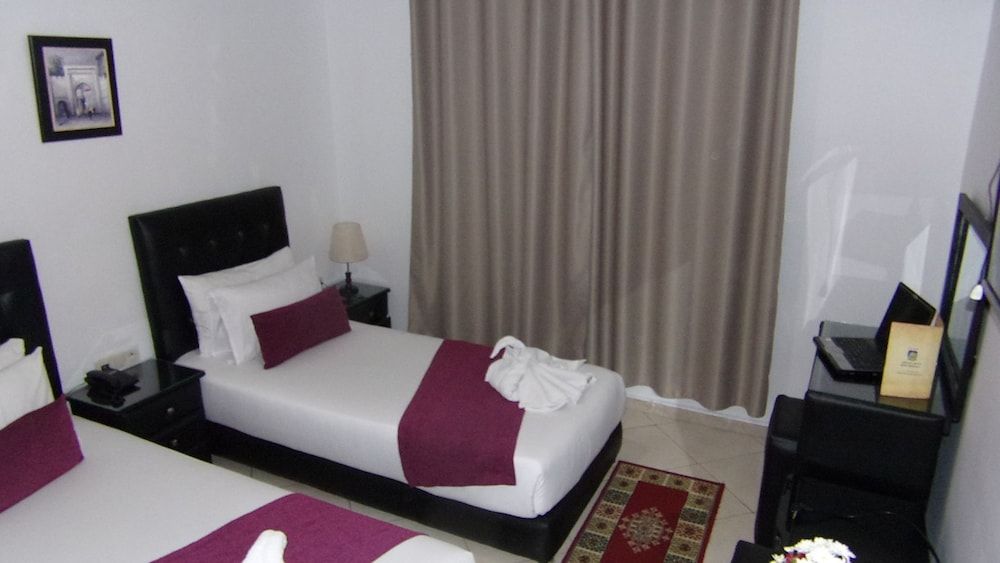 Hôtel Miramar Twin Room, City View 6