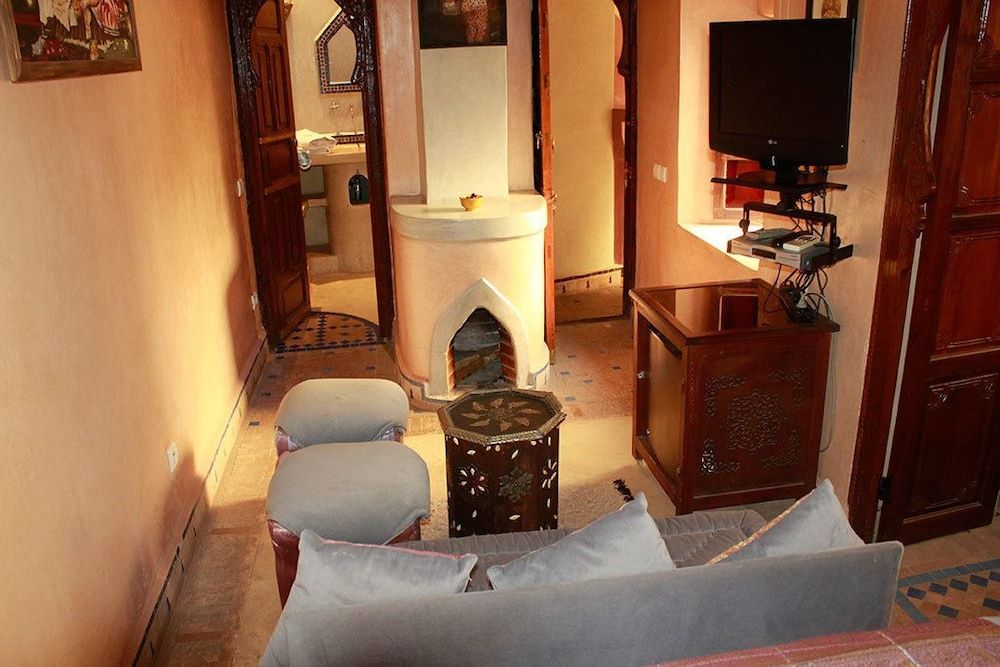 Dar Narjis Luxury Suite, Fireplace, Pool View 4