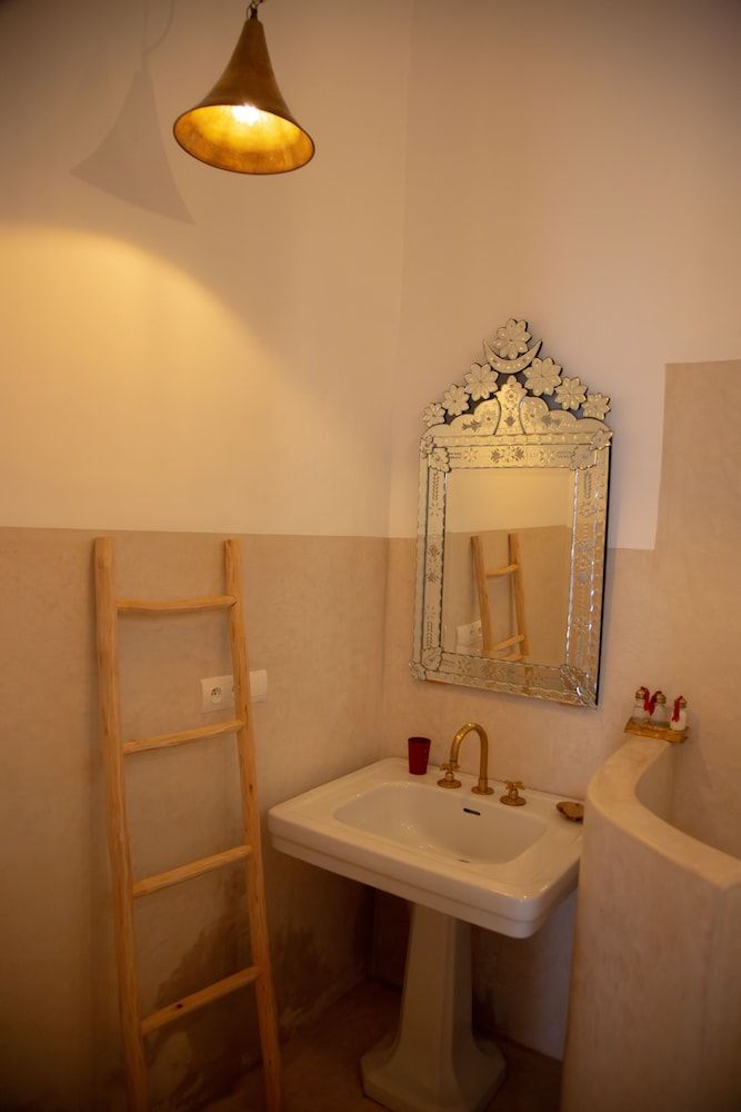 Riad Tizwa Royal Suite, 1 Queen Bed with Sofa bed, Bathtub, Courtyard View 6