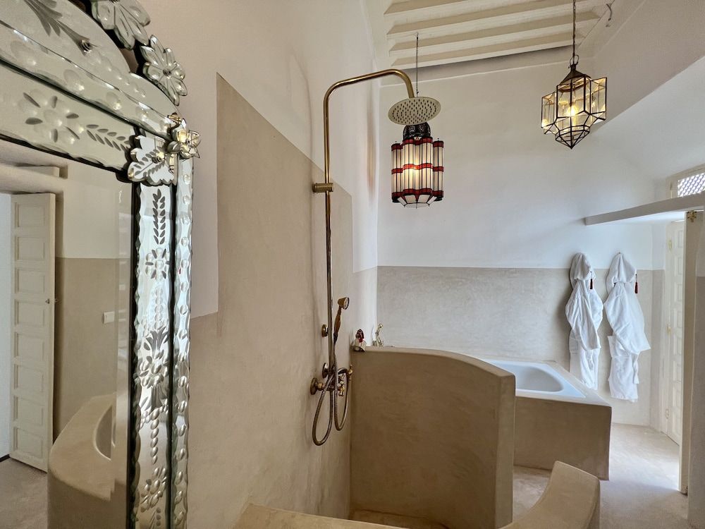 Riad Tizwa Royal Suite, 1 Queen Bed with Sofa bed, Bathtub, Courtyard View 5