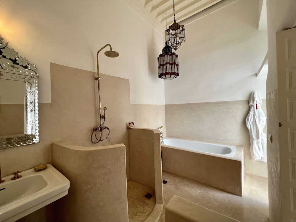 Riad Tizwa Royal Suite, 1 Queen Bed with Sofa bed, Bathtub, Courtyard View 3