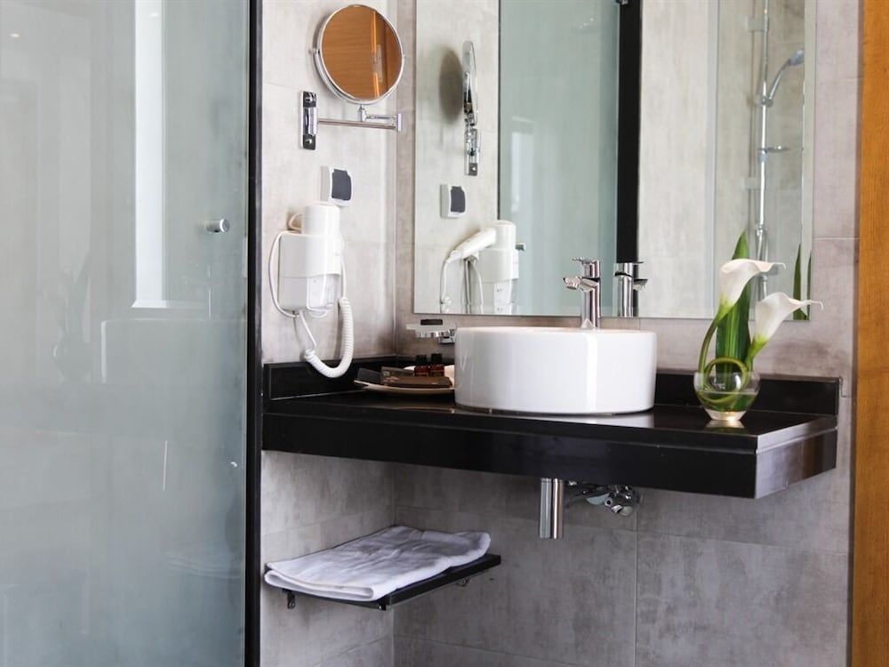 Smarts Hotel Suite, Private Bathroom 5